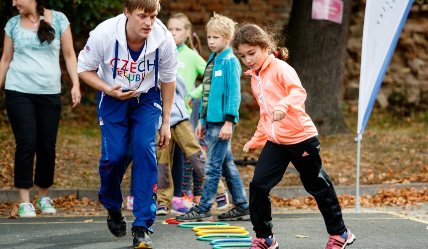 Školáci z Podolí a Bukovan zvládli „krasobruslařský parkúr“ se šampionem Vernerem