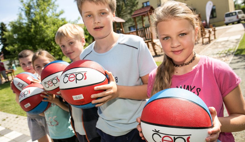 Basketbal s mistry a nové míče pro školáky. Děti se náramně bavily