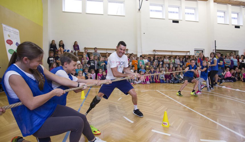 Školáci v Březnici se přetahovali s šestinásobným paralympijským vítězem Ježkem